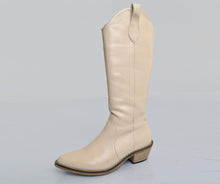 Load image into Gallery viewer, Vintage Cream Boots