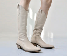 Load image into Gallery viewer, Vintage Cream Boots