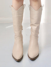 Load image into Gallery viewer, Vintage Cream Boots