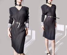 Load image into Gallery viewer, Vintage  Pleated Black dress

